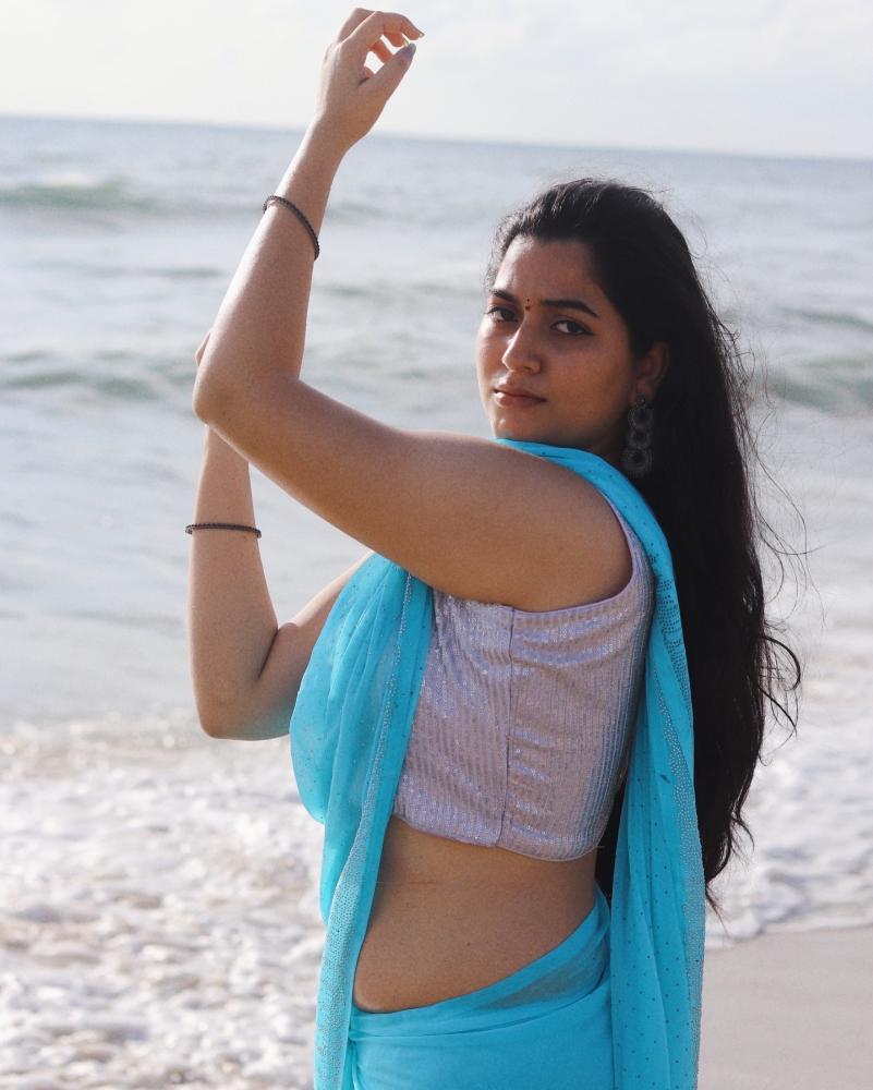 actress-sudha-hot-vibe-on-beach